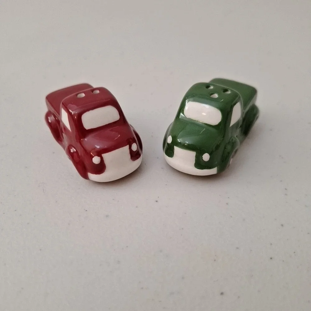 Cracker Barrel Christmas Red & Green Pickup Trucks Salt & Pepper Shakers